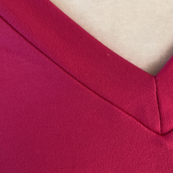 NWT  Bobeau V-Neck Butter Top in Fuchsia - Picture 3 of 11